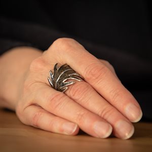 Feathery elder leaf ring in silver