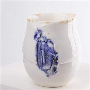 Small porcelain glass, oxidized outline and blue ornament