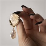 Boucle d'oreille Fauve en argent plaqué or avec perles blanches