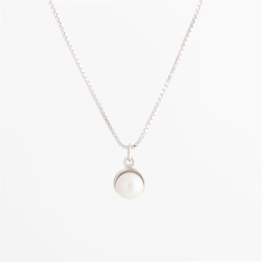 Silver pendant with freshwater pearl 