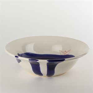 Assiette à large rebord en céramique bleu et blanc