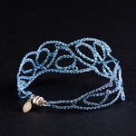 Bracelet en dentelle, modèle entrelacs bleu poudre