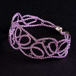 Bracelet en dentelle, modèle entrelacs lilas