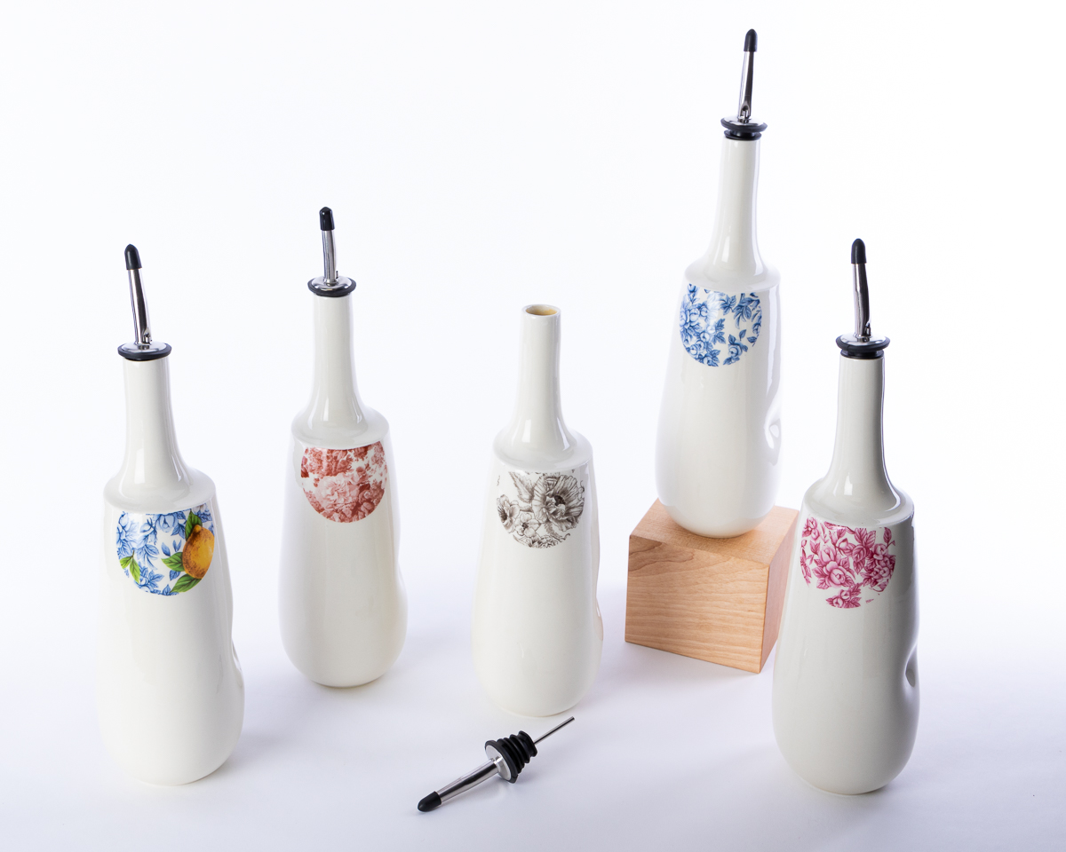 Vue des 5 modèles de huilier en céramique faits à la main disponible dans la collection Glitch